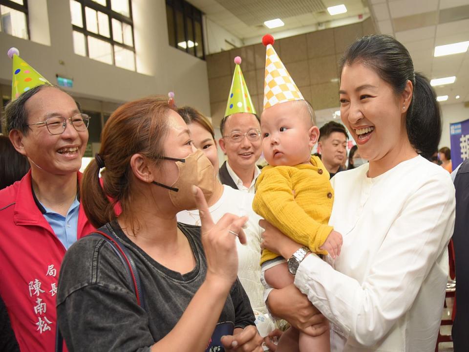 南投縣長許淑華送給孩童一份健康禮，南投縣自購腸病毒71型疫苗，即日起免費提供給弱勢兒童接種。（圖：縣政府提供）