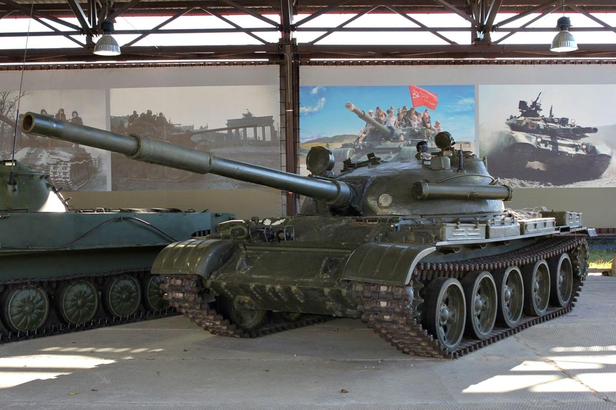 Ministério da Defesa britânico diz que a Rússia começou a usar tanques da década de 1960