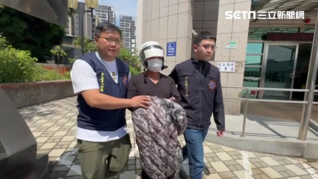 張男前往數位發展部辦公大樓狂轟3槍，然後棄槍蹲地等人逮捕。（圖／翻攝畫面）