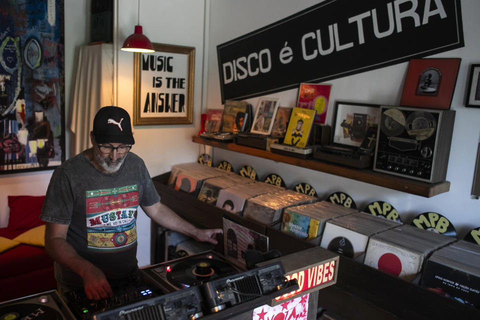 El DJ Mustafa Baba-Aissa, originario de Argelia, ajusta su sistema de sonido después de colocar un disco de vinilo en un tocadiscos en su tienda de discos Vinil do Mustafa, en Río de Janeiro, Brasil, el viernes 19 de abril de 2024. Los discos de vinilo en Brasil se vendieron más que los CD y DVD por primera vez el año pasado. (Foto AP/Bruna Prado)