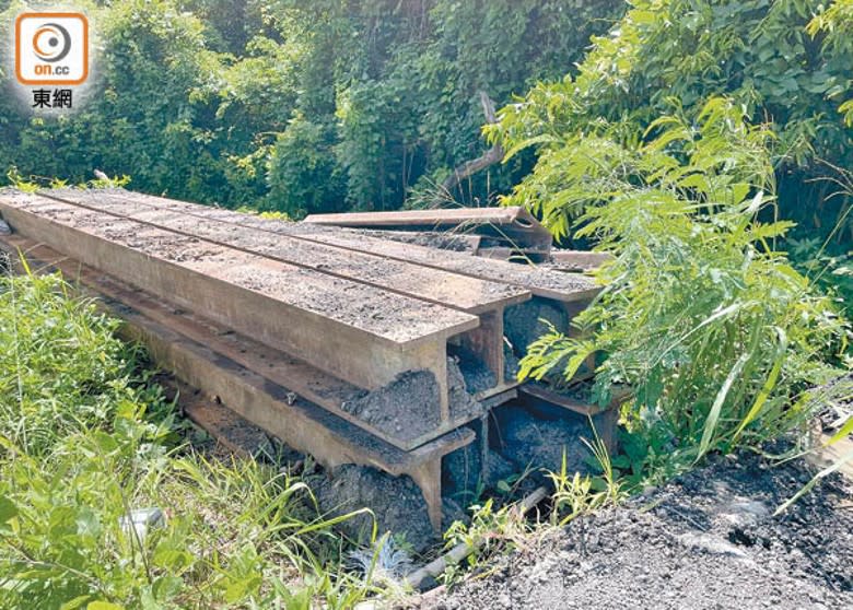 大批鋼鐵擱在一邊，未有移走。（林建平攝）