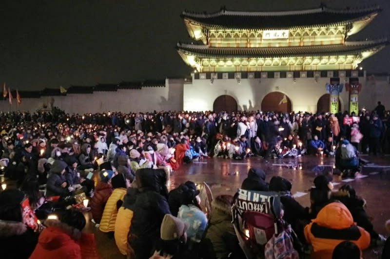 南韓民眾26日傍晚在首爾舉行第5輪燭光集會，要求總統朴槿惠就「親信門」醜聞負責並下台，現場人潮集結，可能破南韓人數紀錄。（溫芳瑜攝）