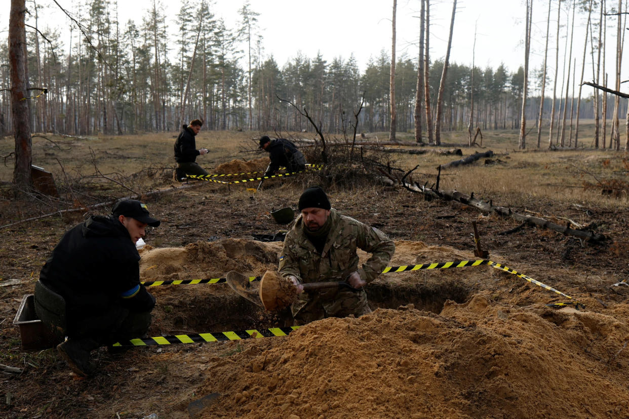 Black Tulip exhumiert Leichen aus einem Massengrab in Yampil, Ukraine, nahe Sloviansk. - Copyright: Clodagh Kilcoyne/Reuters