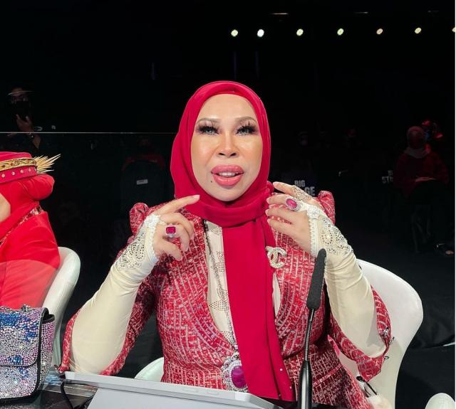 Who made Datuk Seri Vida's lavish costumes for the 'Ku Ikhlaskan