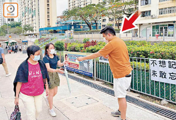 鴨脷洲：陳堡明（箭嘴示）在鴨脷洲街站向市民派發蠟燭。（胡偉明攝）