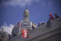 Un letrero fijado a la cúpula de la Catedral de Santa María la Grande que dice “huelga general” durante una manifestación en Marsella, en el sur de Francia, el jueves 23 de marzo de 2023. Los disturbios en Francia le han restado lustre al primer viaje al extranjero del rey Carlos III como monarca, con trabajadores en huelga que se niegan a desdoblar alfombras rojas en medio de protestas por la reforma a las pensiones y críticos que piden que se cancele la visita por completo. (Foto AP/Daniel Cole)