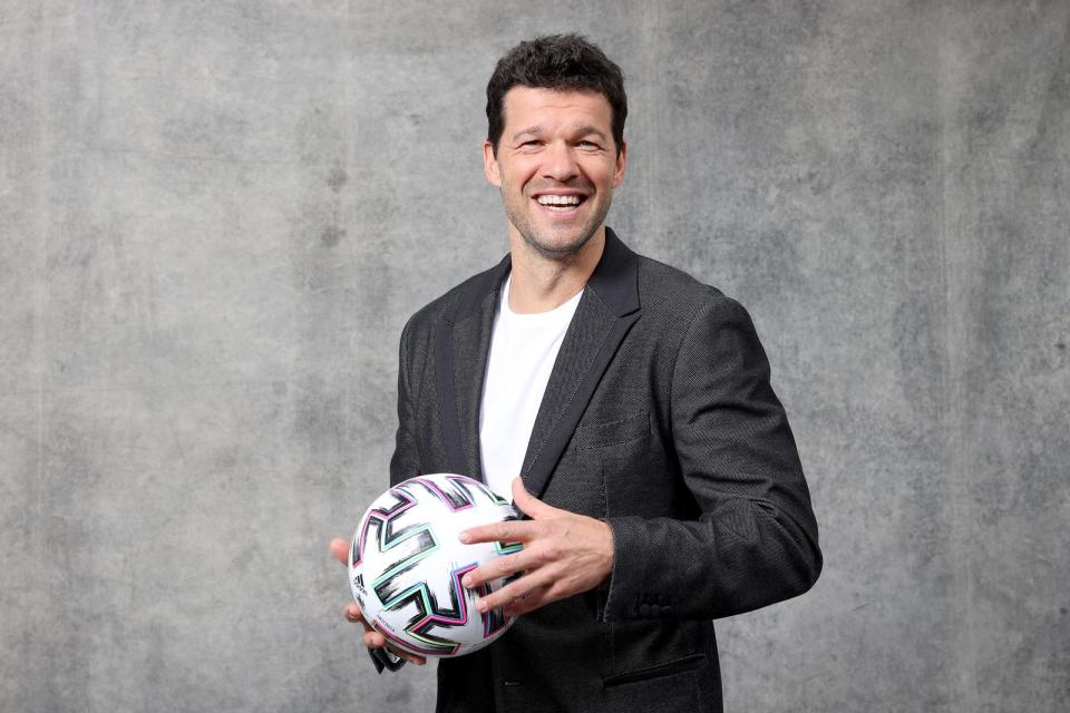 Einst DFB-Kapitän, heute Experte bei MagentaTV: Michael Ballack ordnet das Spielgeschehen ein. (Bild: Telekom)