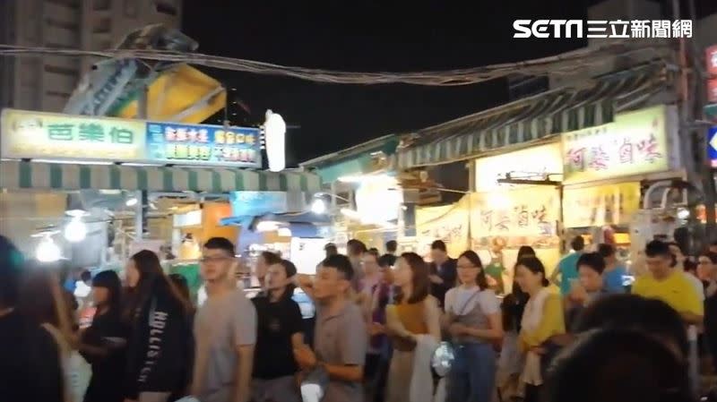 高雄知名夜市，經常吸引大量人潮。（圖／記者陳慈鈴攝影）