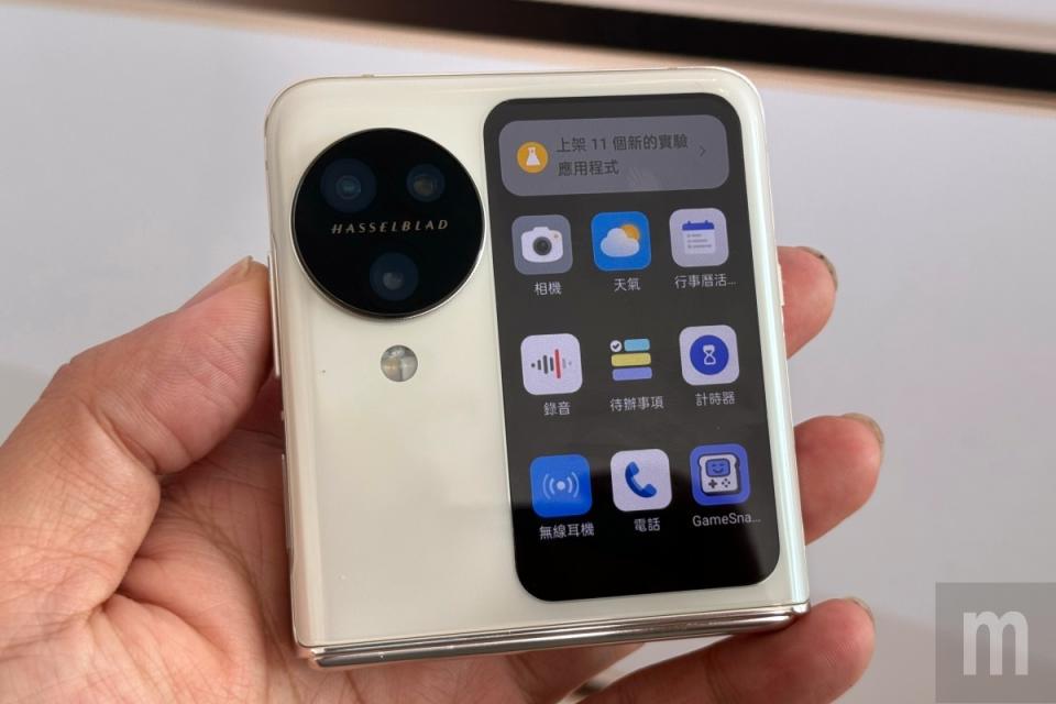 ▲外部螢幕則同樣可對應各類常用App，可快速回覆訊息、安排行程、啟動拍照功能，或是控制音樂播放等功能