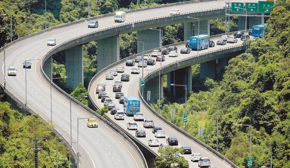 高速公路沒紅綠燈為何會塞車？圖為端午連假第一天，25日上午國道5號南下宜蘭塞滿車潮。（姚志平攝）