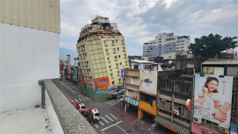 花蓮富凱大飯店因地震傾斜。（圖／翻攝畫面）