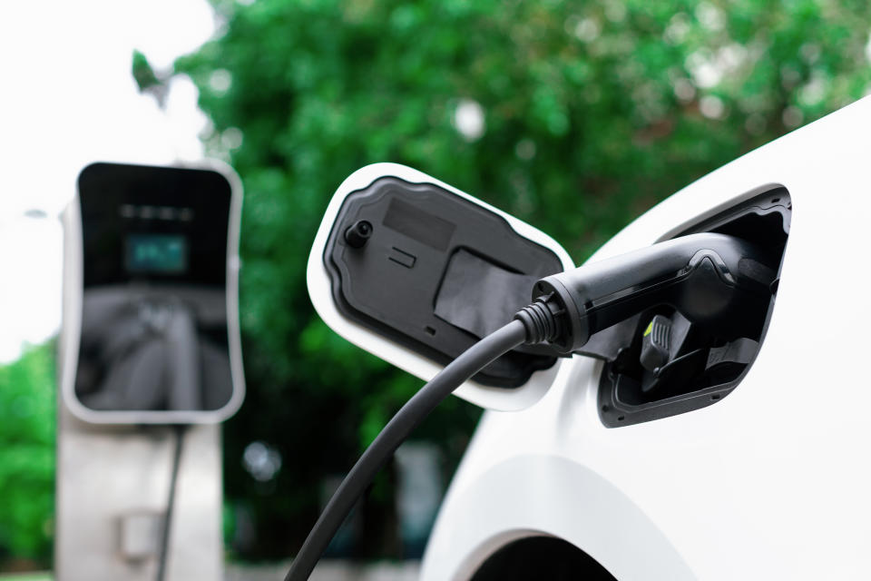 Die Ökobilanz von Elektroautos wird immer wieder kritisiert, vor allem die Produktion der Akkus und Batterien sowie deren Entsorgung könnte für die Umwelt schwerwiegende Folgen haben. (Symbolbild: Getty Images)