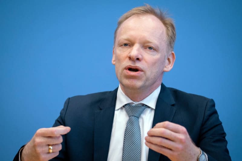 Clemens Fuest, President of the Ifo Institute, gives a press conference in Berlin. Kay Nietfeld/dpa