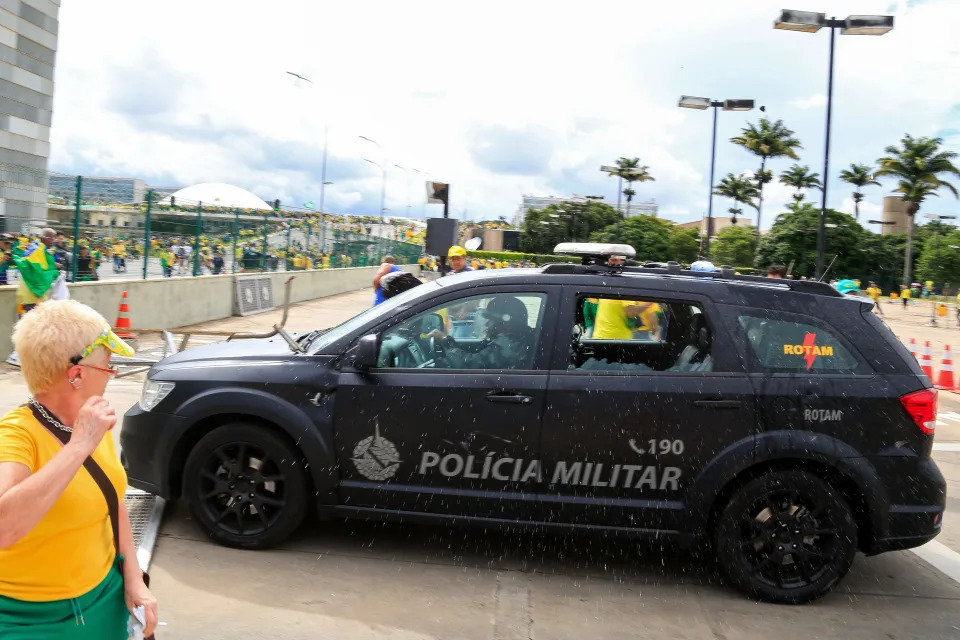 Imagens flagraram policiais em Bras&#xed;lia tirando fotos enquanto Congresso era invadido - Foto: SERGIO LIMA/AFP via Getty Images