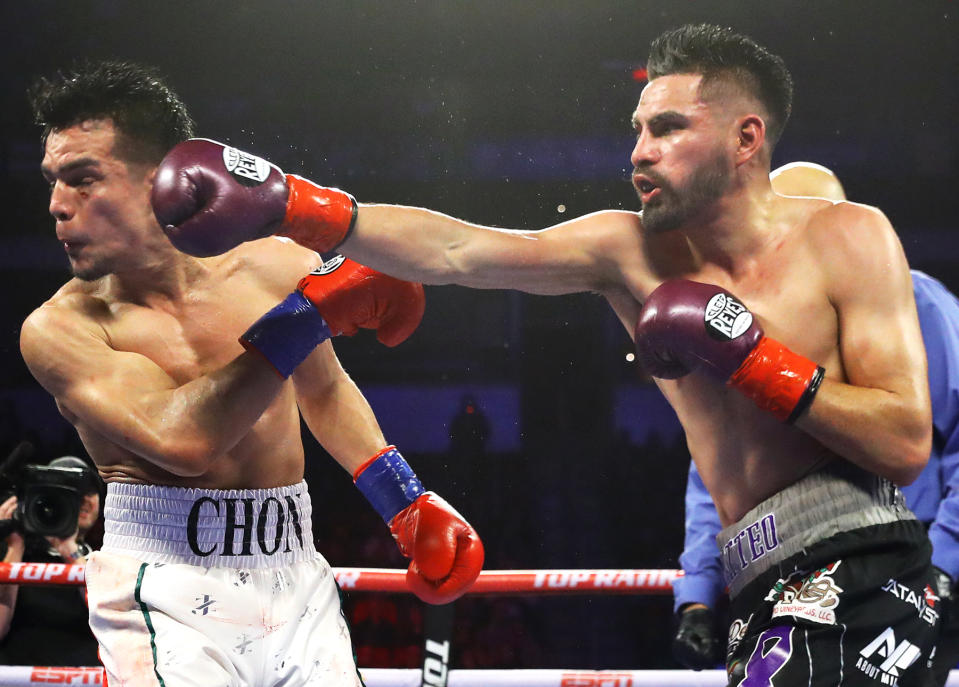 Jose Ramirez (R) rallied for a majority decision victory vs. Jose Zepeda to retain his WBC super lightweight title on Sunday, Feb. 10 at the Save Mart Center in Fresno, California. (Mikey Williams/Top Rank)