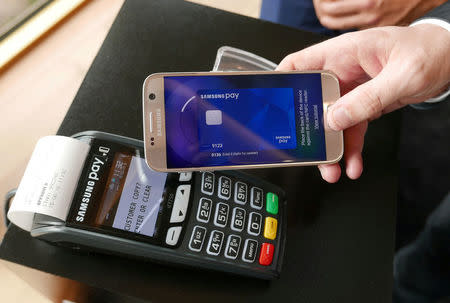 FILE PHOTO: Samsung's new Samsung Pay mobile wallet system is demonstrated at its Australian launch in Sydney, June 15, 2016. REUTERS/Matt Siegel/File Photo