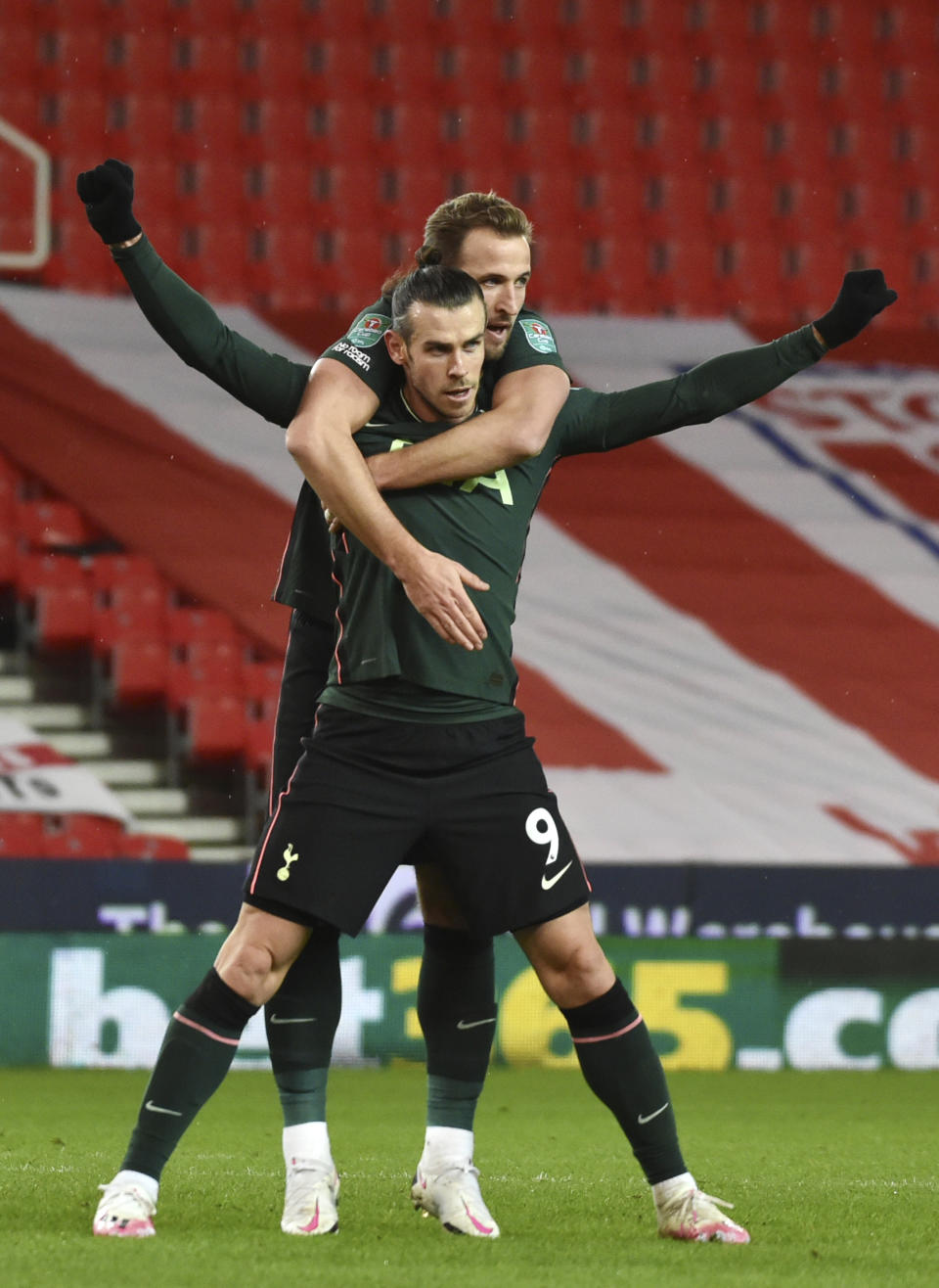 Gareth Bale y Harry Kane del Tottenham celebran tras anotar el primer gol del encuentro de la Copa de la Liga frente al Stoke City el miércoles 23 de diciembre del 2020. (AP Photo/Rui Vieira)