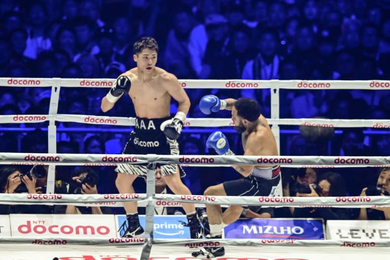 Le Japonais Naoya Inoue (à gauche) a battu le Mexicain Luis Nery lors d'un combat pour les quatre ceintures (IBF-WBA-WBC-WBO) des super-coqs le 6 mai 2024 au Tokyo Dome (Philip FONG)