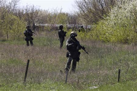 Ukrainian soldiers stand guard near the Kramatorsk airport in eastern Ukraine April 25, 2014. REUTERS/Baz Ratner