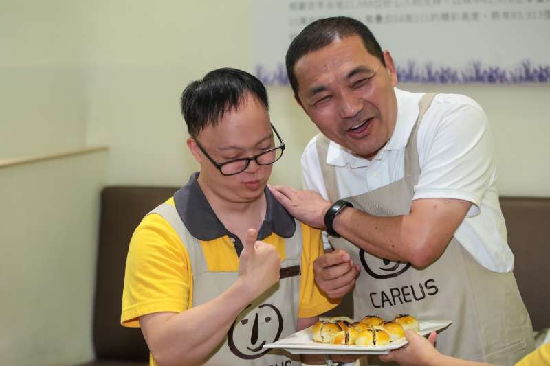 20180907-國民黨新北市長參選人侯友宜7日出席為喜憨兒加油製作手工蛋黃酥活動。（顏麟宇攝）