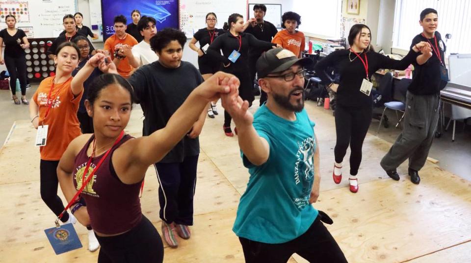 Horacio Heredia (con gorra) dirige un taller de danza folclórica en McLane High School el 23 de marzo de 2024. El evento formó parte de la edición 45 del Festival Danzantes Unidos. JUAN ESPARZA LOERA/jesparza@vidaenelvalle.com