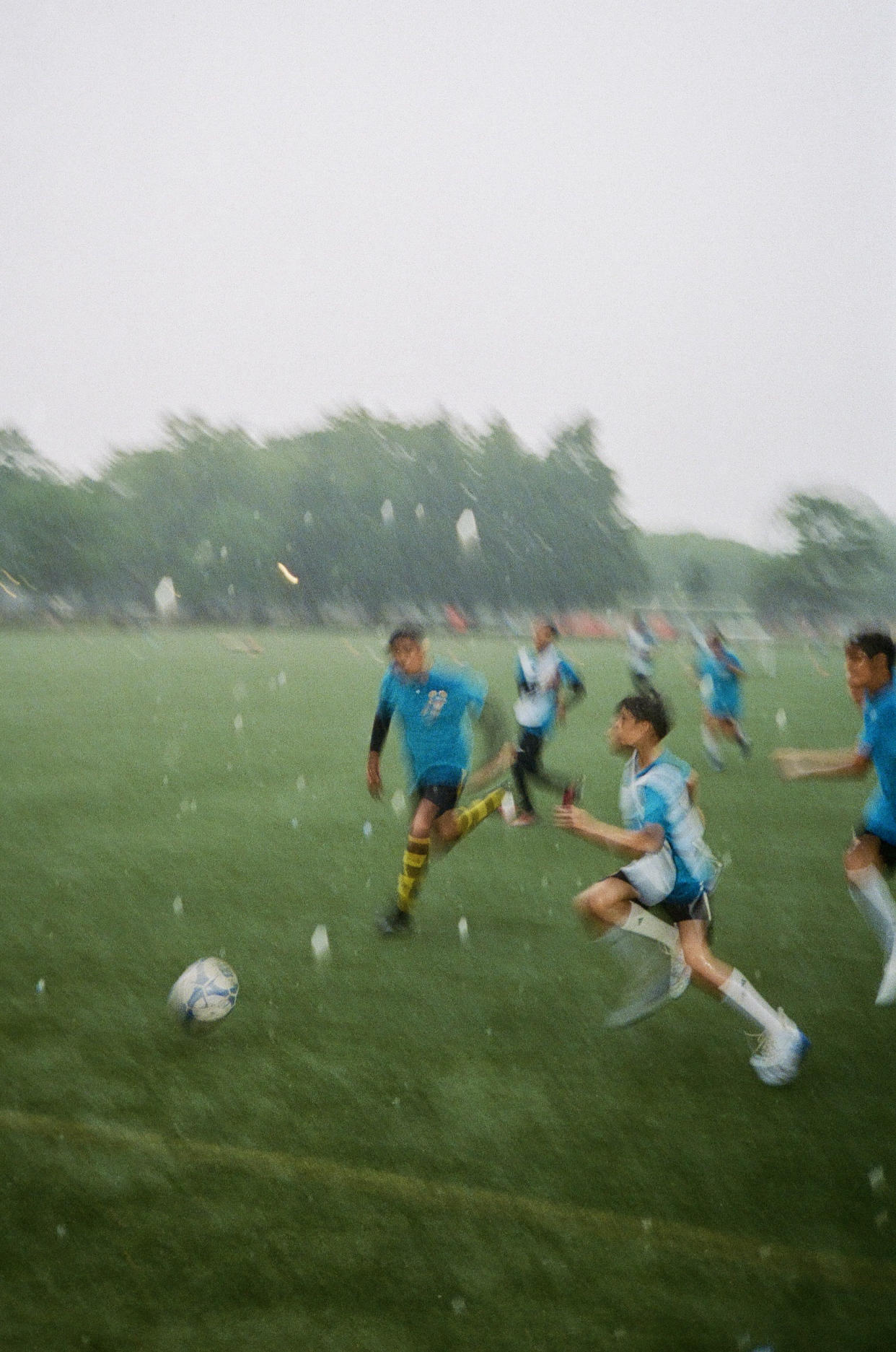 Un partido informal de fútbol en Flushing Meadows Corona Park, en el distrito neoyorquino de Queens, el 6 de agosto de 2023. (Raul Vilchis/The New York Times)