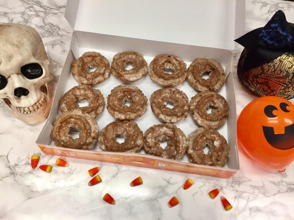 We tried Krispy Kreme’s pumpkin spice donuts, and we’re here to tell you they’re DELICIOUS