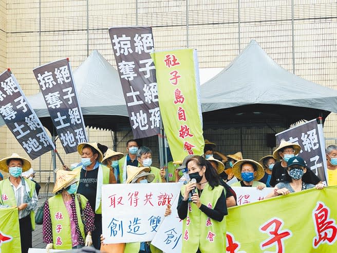 反對「全區區段徵收」的社子島自救會，18日到北市府要求台北市長柯文哲下台。（張穎齊攝）