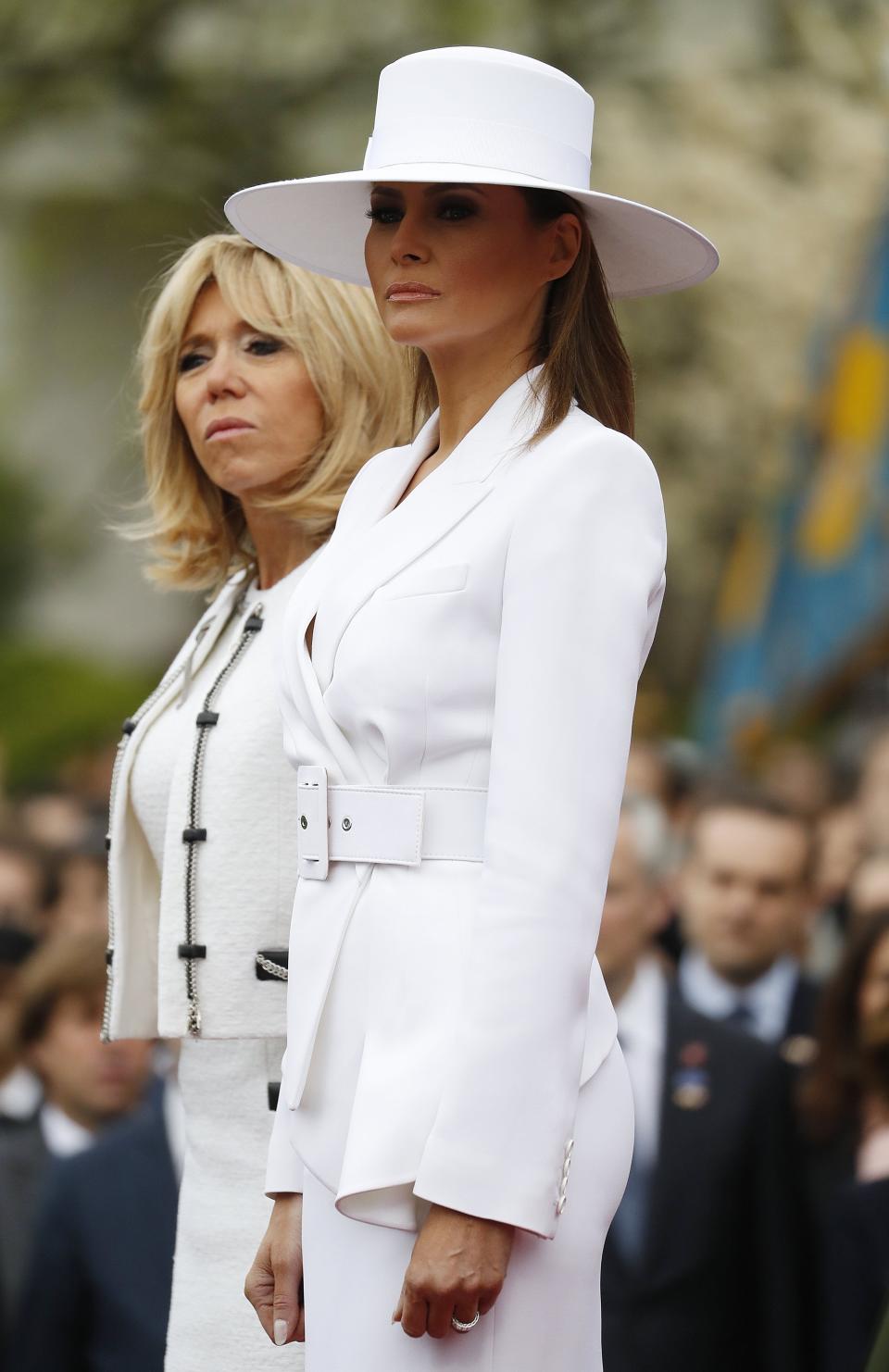 La primera dama estadounidense, Melania Trump (d), la esposa del presidente francés, Brigitte Macron, durante una ceremonia de bienvenida en la Casa Blanca. EFE/ERIK S. LESSER