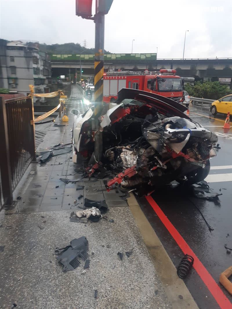 黃男駕駛的白色奧迪R8超跑失控自撞電線杆，乘客翁姓女大生傷重身亡。（圖／翻攝畫面）