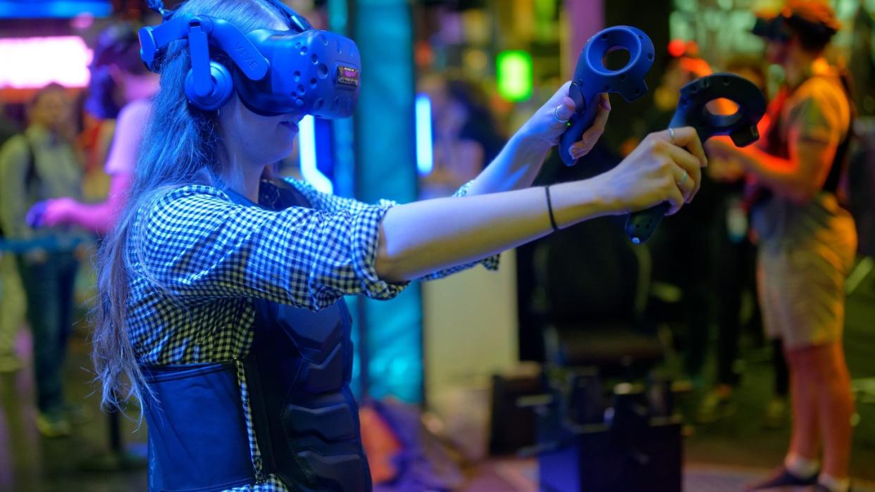 Eine Besucherin testet auf der Gamescom mit einer VR-Brille ein Computerspiel. Erstmals findet die auch international bedeutsame Messe für Computer- und Videospiele wegen der Corona-Krise ausschließlich digital statt.