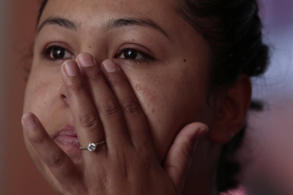 Alondra Mora llora al hablar de su marido Miguel Flores López, desaparecido el 10 de enero del 2020, cuando individuos armados lo sacaron por la fuerza de su taxi en Irapuato, estado mexicano de Guanajuate. Foto del 13 de febrero del 2020. (AP Photo/Rebecca Blackwell)