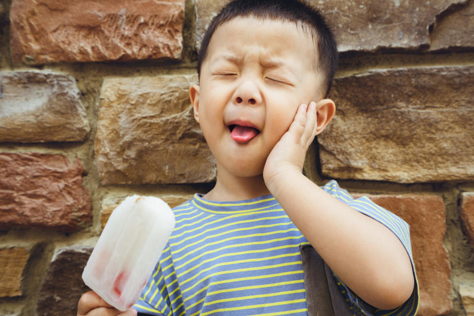 Mit einem Eis kann man Stiche im Mund gut von Innen kühlen. (Symbolfoto: Getty Images)