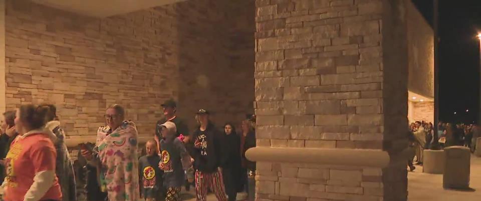 Fans line up for grand opening of Buc-ee's in Johnstown, Colorado (KDVR)