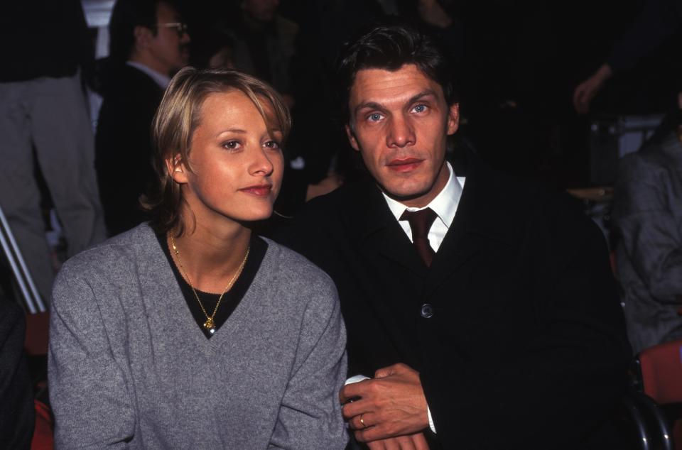 En 1994, Sarah Poniatowski et Marc Lavoine ont un véritable "<em>coup de foudre</em>", comme le confie la décoratrice d’intérieur des années plus tard. La jeune femme, descendante de la noblesse polonaise, est âgée de 21 ans au début de leur idylle, tandis que Marc Lavoine en a 31. "<em>Un soir, je dînais avec ma sœur et mon père. Je leur ai lancé :</em> 'Je vais me marier !' <em>Sidérés, ils m'ont demandé avec qui. Je n'étais avec Marc que depuis un mois...</em>", se souvient-elle auprès du magazine <em>Elle </em>en 2015. Le 26 mai 1995, les amoureux se disent "oui" à Marrakech, au cours d’une cérémonie étalée sur trois jours. "<em>J’étais la première de la famille à me marier, donc c’était un grand mariage, sans être gigantesque. On n’était pas 500 non plus !</em>", déclare Sarah Poniatowski dans l’émission <em>Thé ou Café </em>en 2017. <em>(Photo by William STEVENS/Gamma-Rapho via Getty Images)</em>