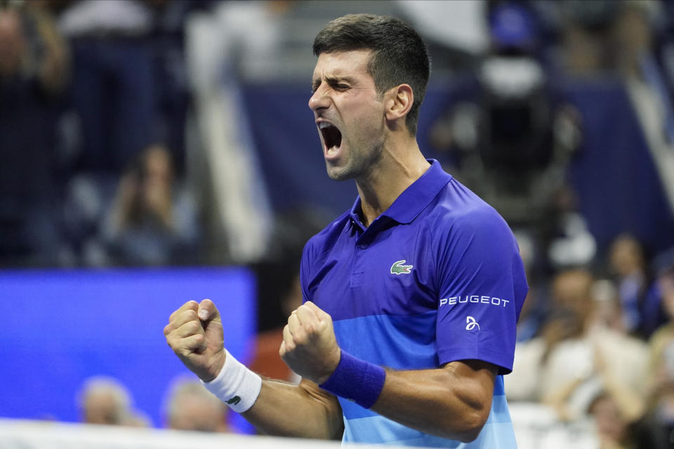 El serbio Novak Djokovic festeja luego de doblegar al alemán Alexander Zverev en la semifinal del Abierto de Estados Unidos, el viernes 10 de septiembre de 2021, en Nueva York (AP Foto/John Minchillo)