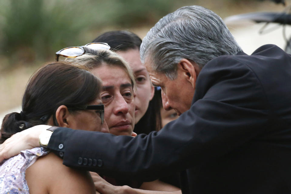 德州校園槍擊事件後，聖安東尼奧教區大主教古斯塔沃·加西亞·塞勒（Gustavo Garcia Seller）擁抱安慰受難者家屬。   圖：達志影像／美聯社