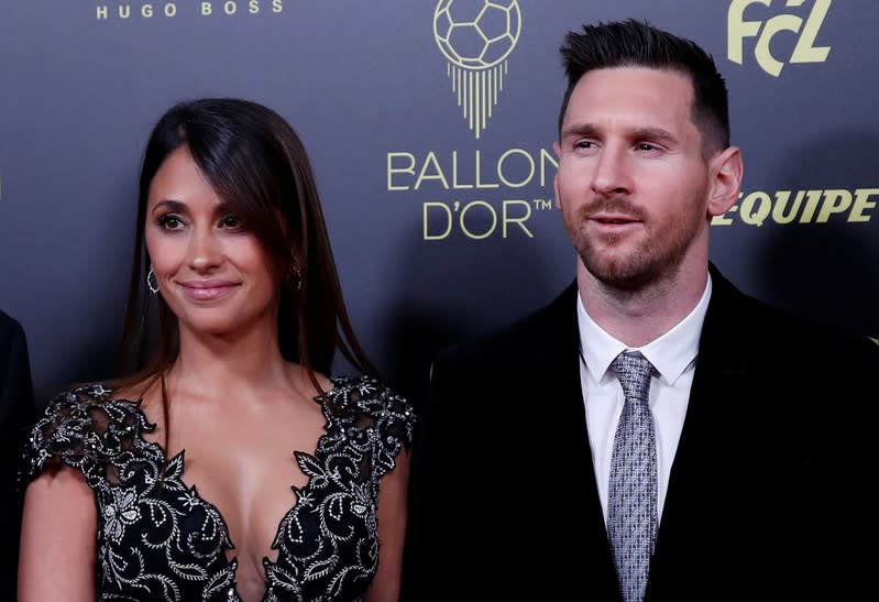 Foto del lunes de Lionel Messi y su esposa. Antonella Roccuzzo, llegando a la ceremonia de entrega del Balón de Oro