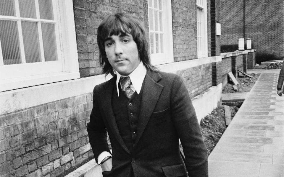 In einer ohnehin wilden Band war er oft der Wildeste: Schlagzeuger Keith Moon hatte mit seinen exzentrischen und unberechenbaren Auftritten großen Anteil daran, dass The Who zur Kultband wurden. Doch Moon hatte immer auch mit den eigenen Dämonen zu kämpfen und ging auf tragische Weise unter: Am 7. September 1978 starb Moon mit 32 Jahren an einer Überdosis Beruhigungsmittel. Er hatte das Medikament eingenommen, um seine Alkoholsucht in den Griff zu bekommen. (Bild: Pryke/Daily Express/Hulton Archive/Getty Images)