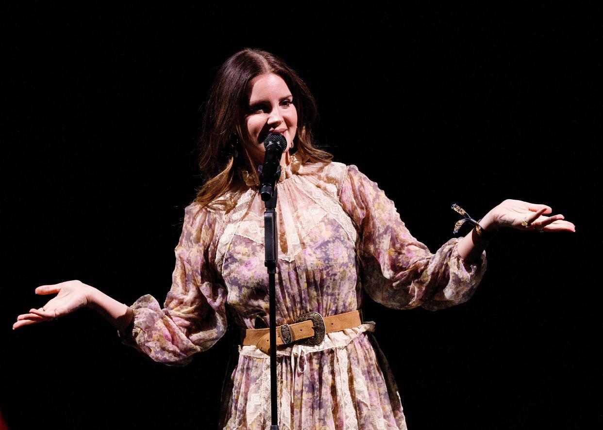 Taylor Swift Celebrates Lana Del Rey, Performs 'Snow On The Beach' In Vegas