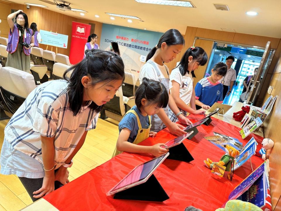 《圖說》學生專心使用英語數位閱讀平臺。〈教育局提供〉