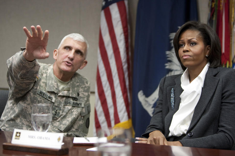 Mark Hertling 2011 mit der damaligen First Lady Michelle Obama. (Bild: ddp Images)