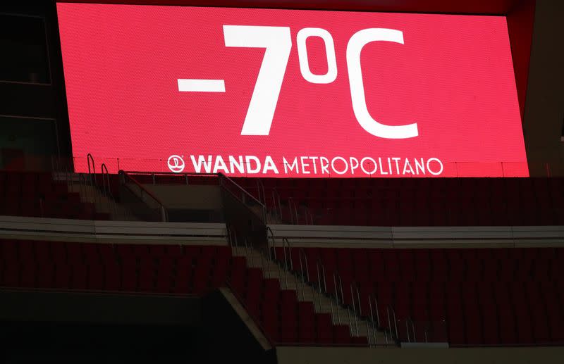 Foto del martes de una pantalla gigante en el estadio Wanda Metropolitano marca la temperatura durante el partido entre Atletico Madrid y Sevilla