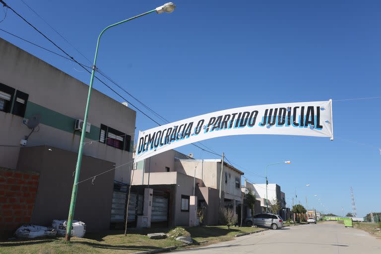 Durante el acto de Ensenada se vieron pasacalles que apuntaban contra los jueces