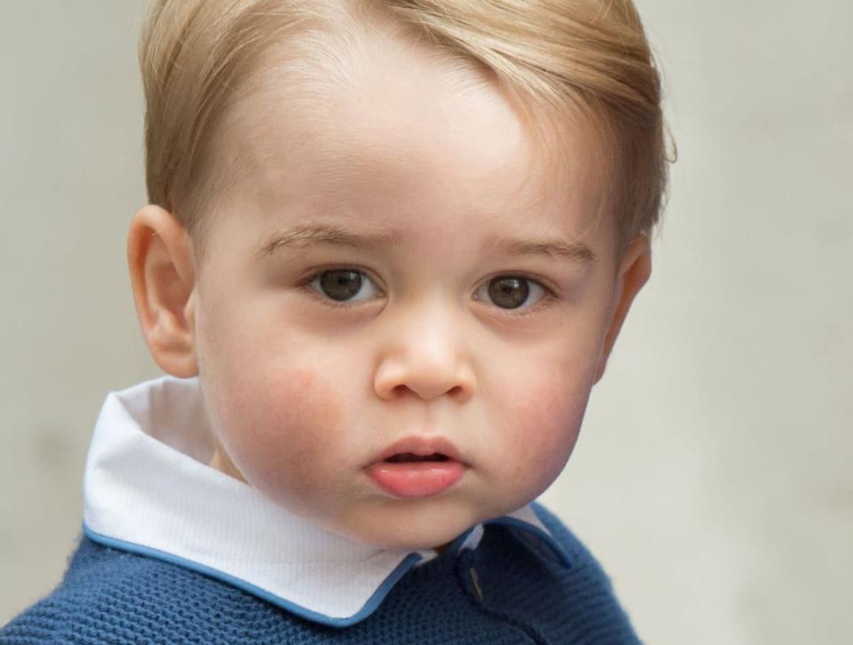 Le jeune garçon était tout mignon lorsque son père l'a emmené au St Mary’s Hospital afin de rencontrer la princesse Charlotte pour la première fois. 