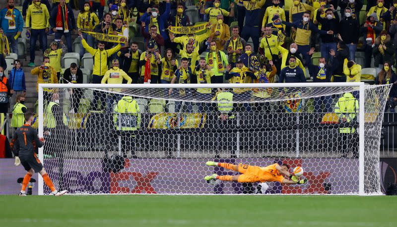 Gerónimo Rulli contiene el penal de David de Gea para que el Villarreal derrote al Manchester United y se corone campeón de la Europa League, en el Polsat Plus Arena Gdansk, Gdansk, Polonia