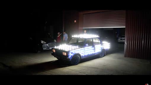 「Garage 54」將Lada轎車裝上300個LED燈泡。（圖／翻攝自Garage 54 Youtube）