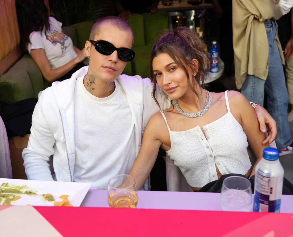 Justin Bieber et Hailey Bieber assistent au Super Bowl LVI au SoFi Stadium le 13 février 2022 à Inglewood, Californie