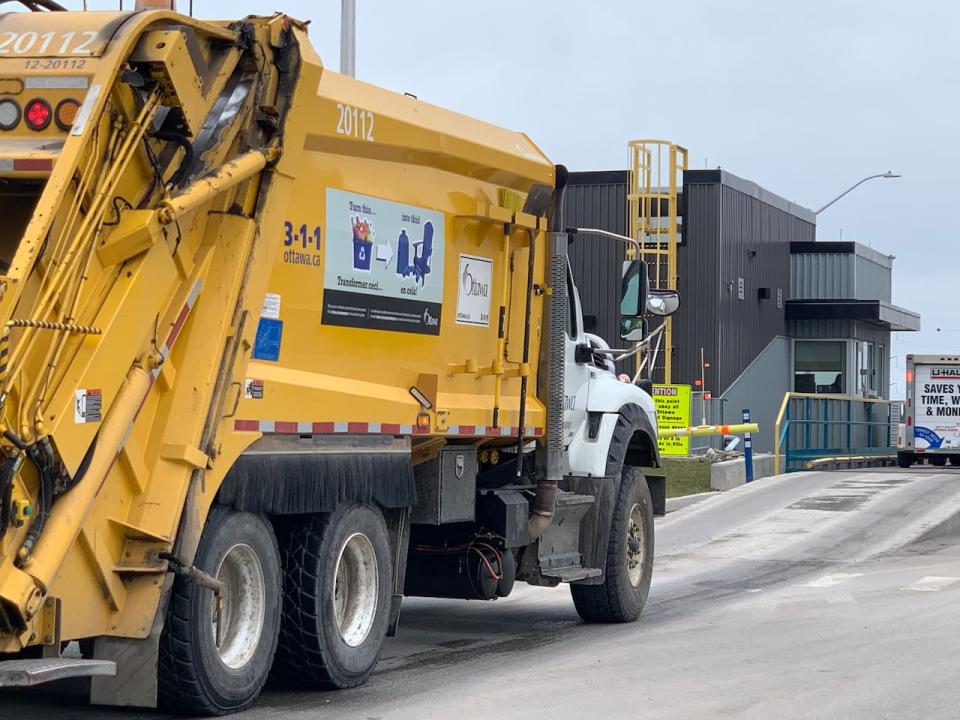 A City of Ottawa truck approaches the scales at the Trail Road landfill in April 2022. 