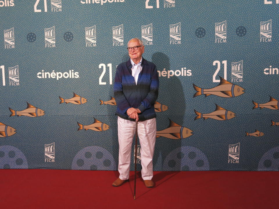 El director y guionista estadounidense James Ivory posa en la alfombra roja de su documental "A Cooler Climate" en el Festival Internacional de Cine de Morelia en Morelia, México, el 24 de octubre de 2023. (Foto AP/Berenice Bautista)